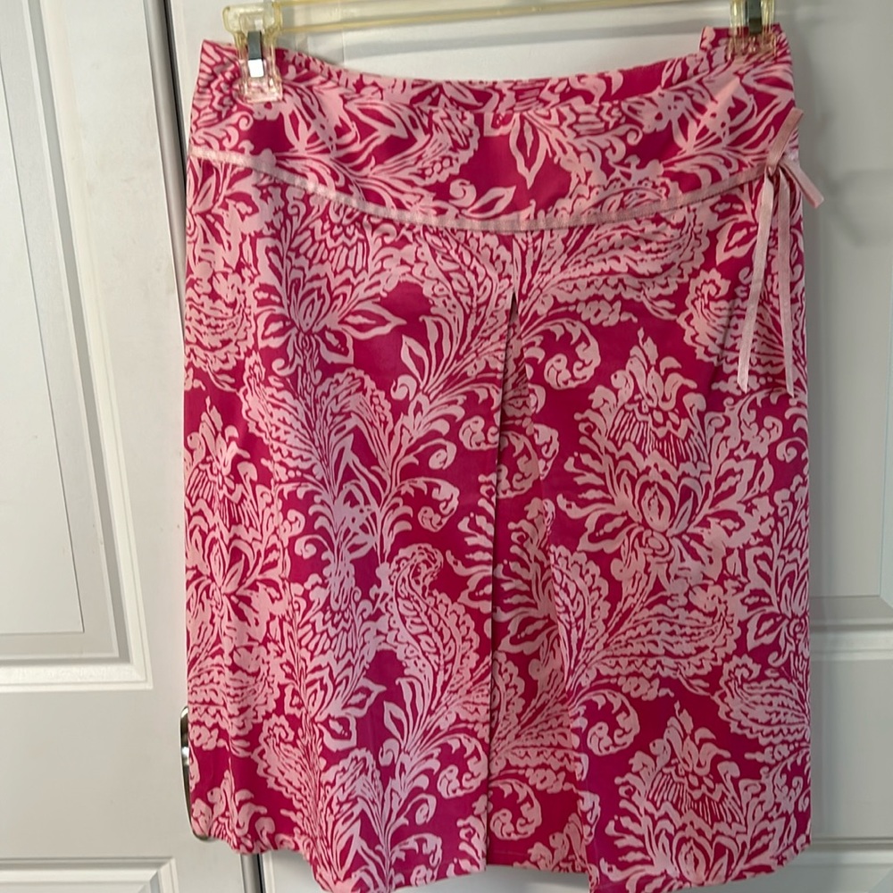 Ladies, pink and white skirt size 16 pleated in front bow on the side side zip